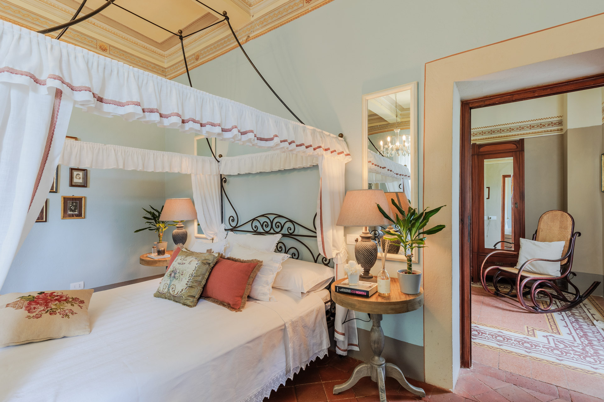 First-floor suite, second view